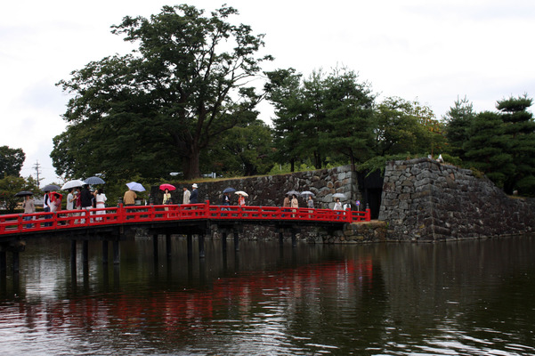 信州・松本城の赤い「埋の橋」と石垣