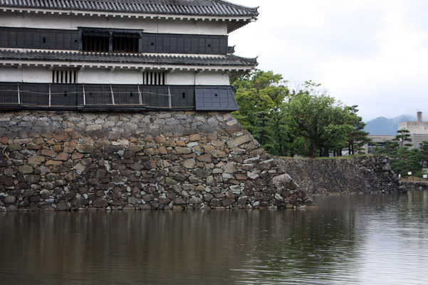 信州・松本城の石垣と「月見櫓」