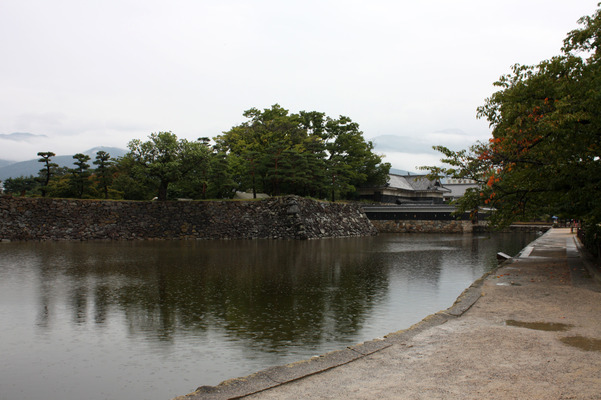 信州・松本城の内堀と黒門