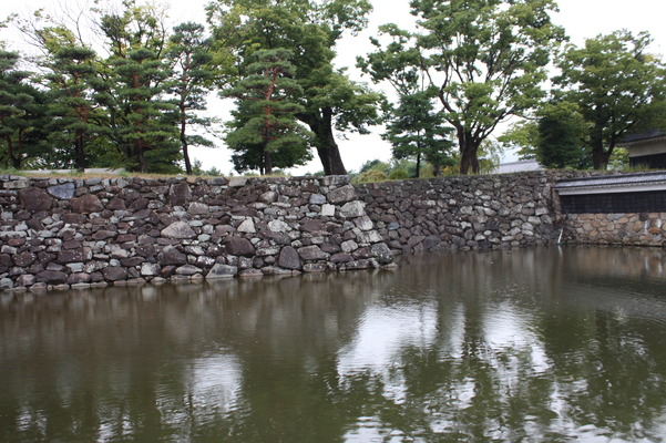信州・松本城の内堀と石垣