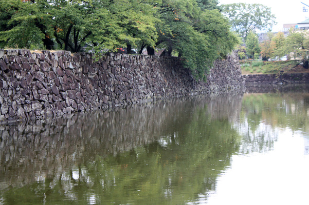 信州・松本城の堀と石垣