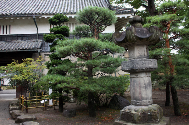 信州・松本城の黒門と灯籠