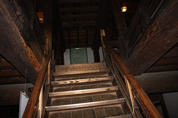 松本城の天守内部、高勾配の階段