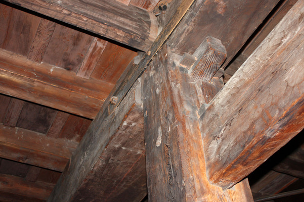 松本城の天守内部、天井の梁と木組み