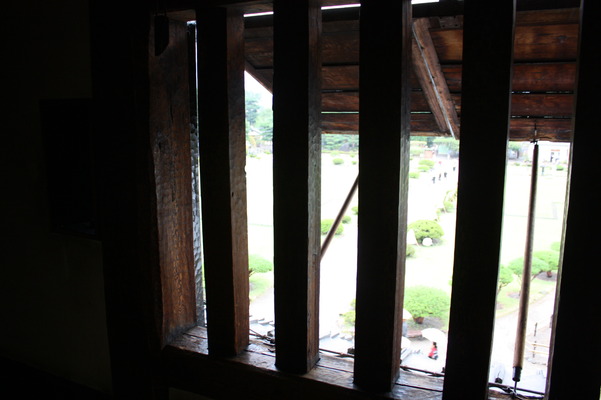 松本城の天守内部、竪格子窓と突き上げ戸