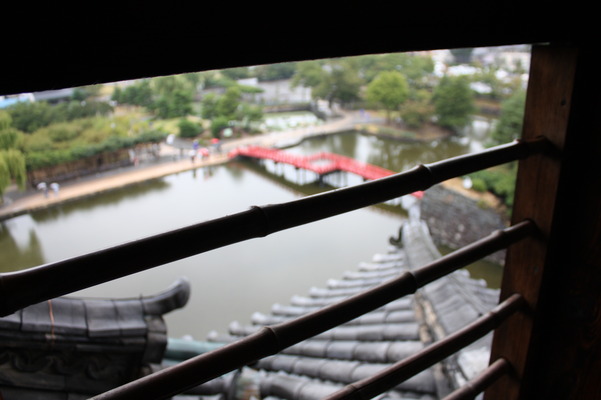 松本城の天守５階内部から見た堀と橋
