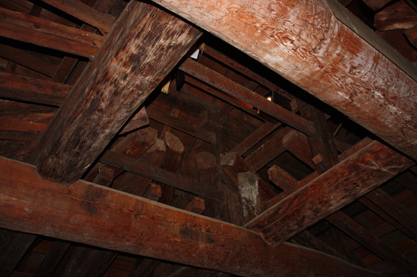松本城の天守５階内部、天井の梁と木組み