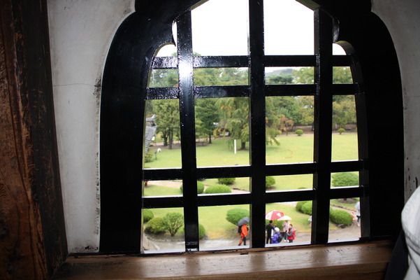 松本城の辰己附櫓２階にある「花頭窓」