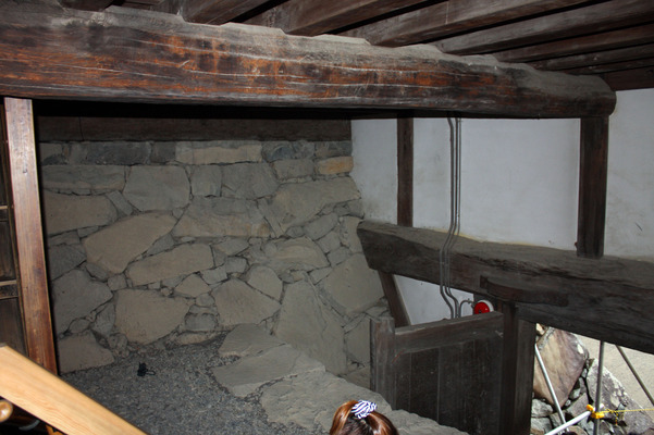 松本城の月見櫓の天井と石垣