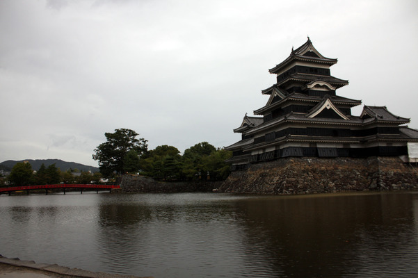 松本城の天守と堀と朱橋