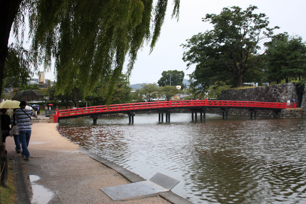 信州・松本城の赤い「埋の橋」