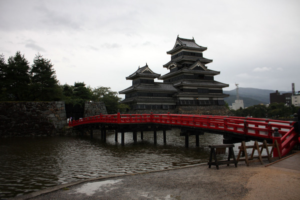 信州・松本城の赤い「埋の橋」と天守