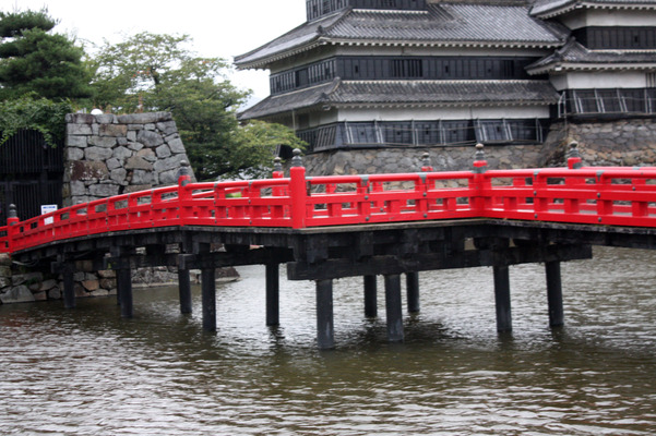 松本城の朱橋「埋れ橋」