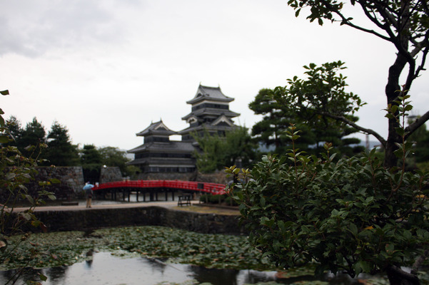 信州・松本城の堀と赤い「埋の橋」と天守閣