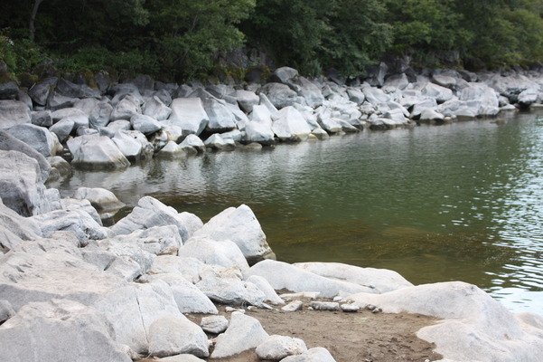 志賀高原「琵琶池」の池畔の岩
