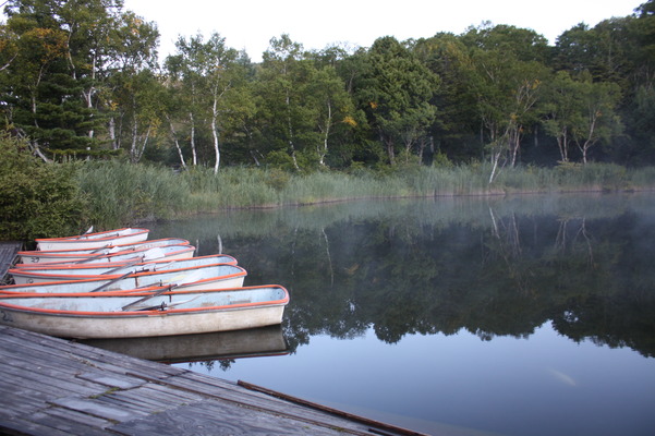 志賀高原・木戸池の静かな水面とボート