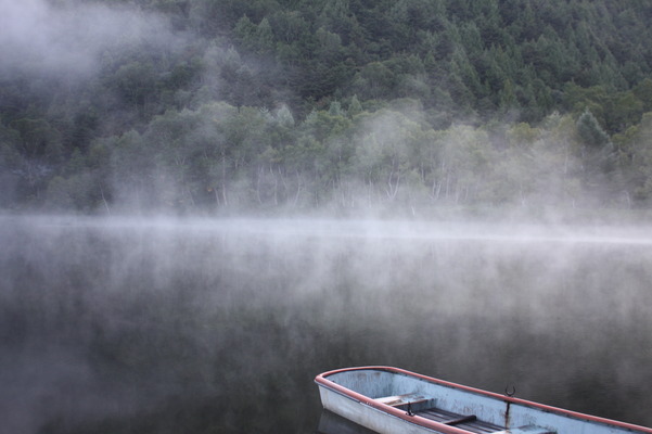 志賀高原・木戸池の流れる朝霧