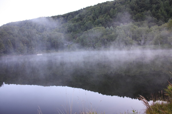 志賀高原・木戸池の朝霧と鏡面像