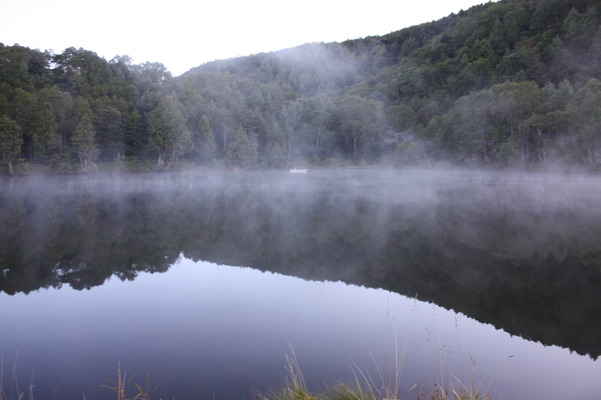 志賀高原・木戸池の朝霧と鏡面像
