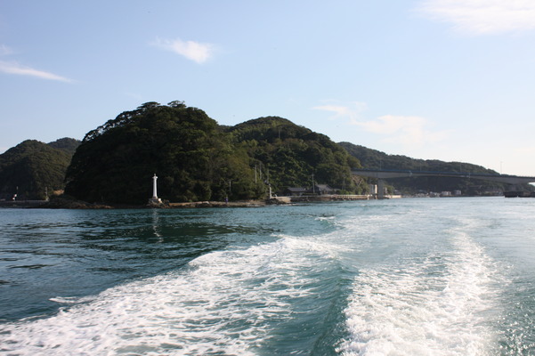 仙崎港から青海島へ行く遊覧船の航跡
