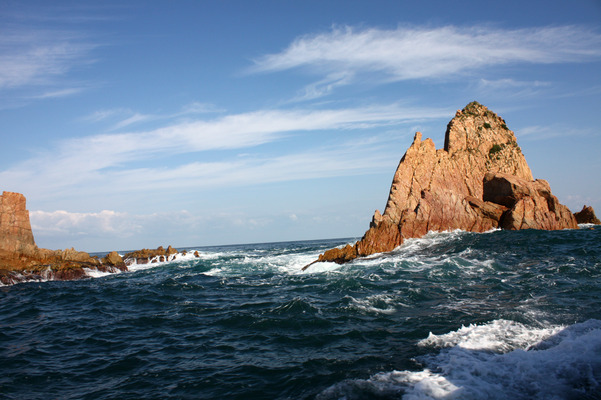 長門・青海島の「竹の子岩」と青空