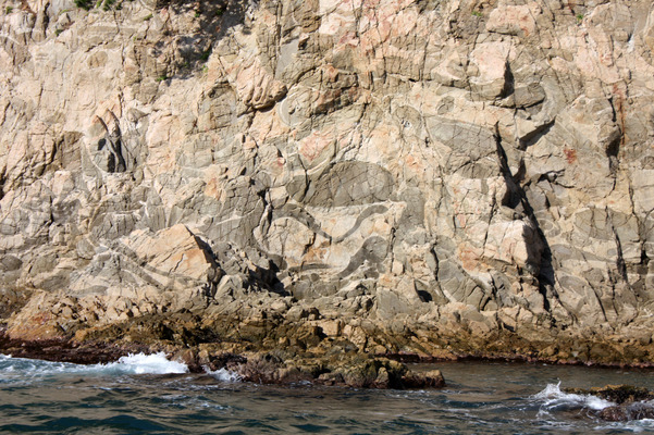 長門・青海島の「幕岩」、自然が描いた岩模様