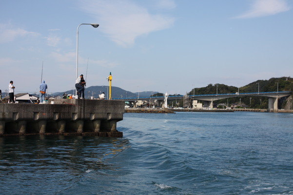 長門・仙崎港の釣り人と青海大橋