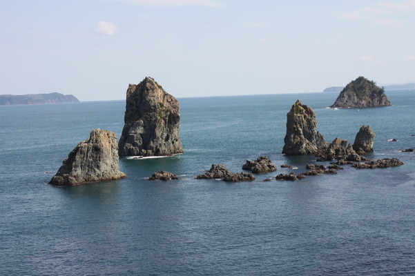 青海島の奇岩「十六羅漢（右）」と「カモメ岩（左）」