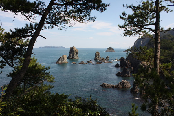 北長門海岸国定公園・青海島の奇勝奇岩と沖合いの相島
