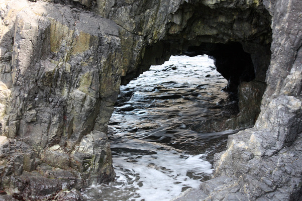 海食による岩の洞窟