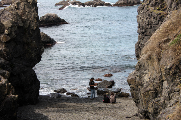 長門・青海島の海岸、「中の浦」の景観と家族