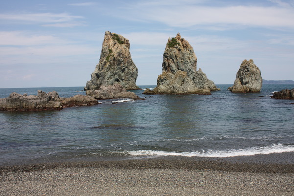 青海島の「静ヶ浦」、奇岩と白波