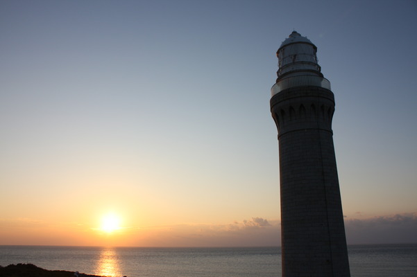 水平線への夕陽と角島灯台/癒し憩い画像データベース