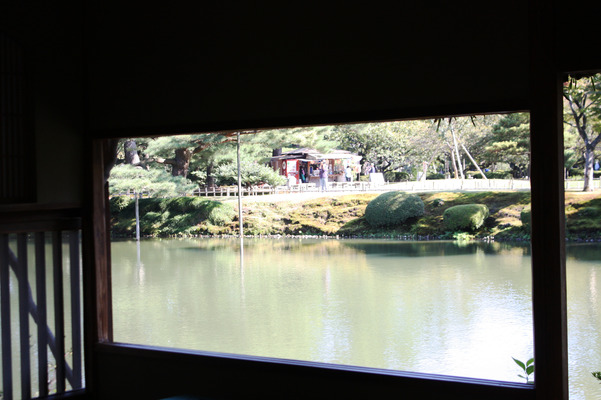 兼六園の「内橋亭」から見た霞ヶ池