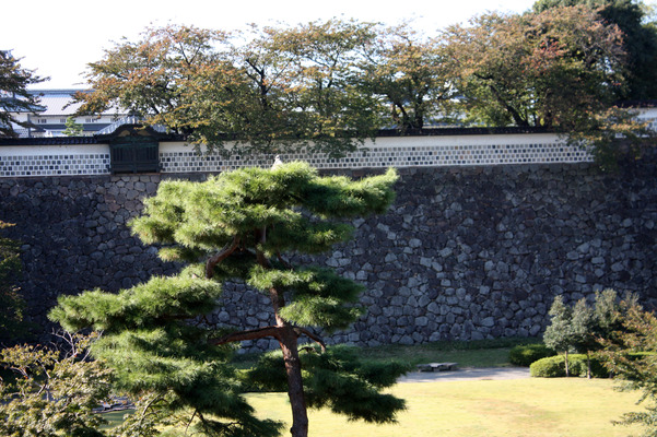 金沢城の石川門に続く石垣