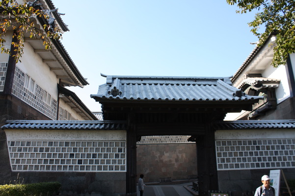 金沢城の石川門・高麗門と瓦を施した海鼠塀