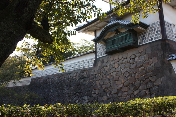 金沢城の石川門、破風出窓と重なる高石垣
