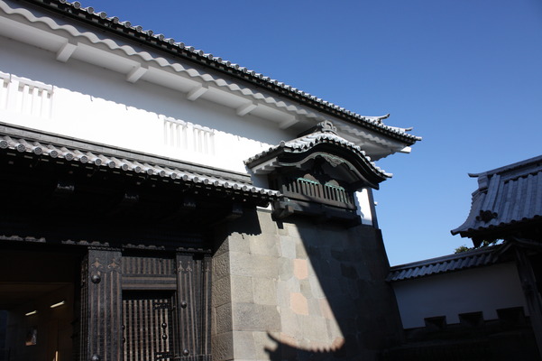 金沢城の石川門・櫓門、白漆喰の壁と破風出窓