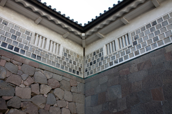 金沢城・石川門の枡形内から見る海鼠壁と切込みはぎ石垣