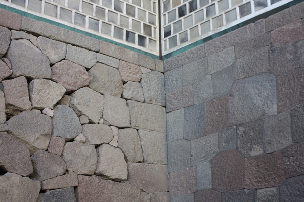 金沢城の「打ち込みはぎ」石垣（左）と「切込みはぎ」石垣（右）