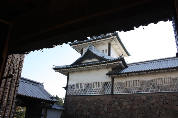 金沢城・石川門の櫓門から見た枡形と二重櫓