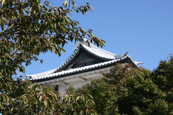 金沢城の鉛瓦を葺いた「石川門」屋根