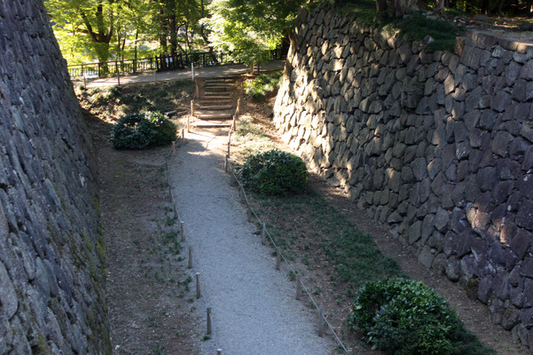 金沢城の石垣と空掘