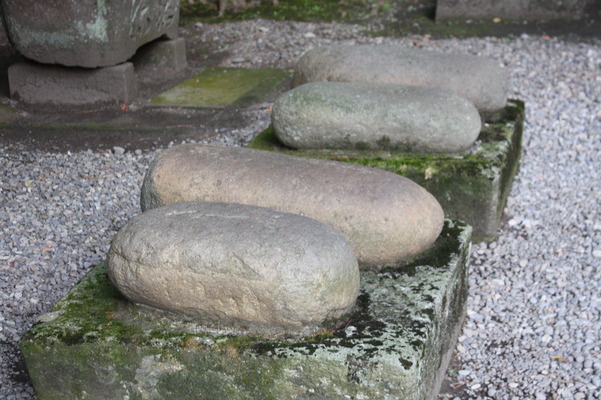 金沢「尾山神社」の「さし石（力石）」
