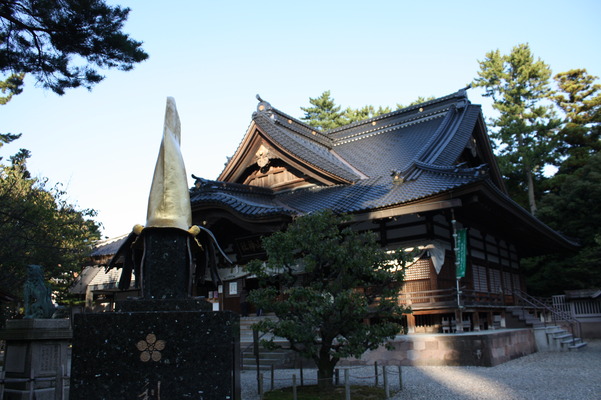 前田利家公愛用の金鯰尾兜と尾山神社の拝殿