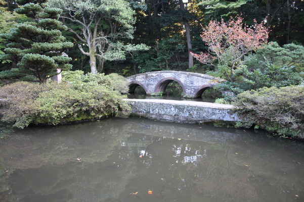 金沢・尾山神社の「神苑」にあるアーチ型石橋「図月橋」