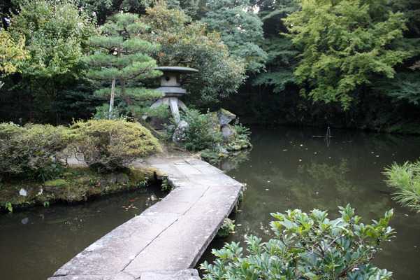 金沢・尾山神社の庭園「神苑」の灯籠と石橋