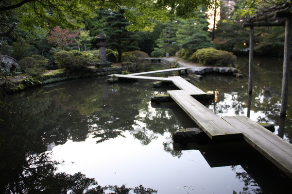 金沢・尾山神社の「神苑」と石の八橋