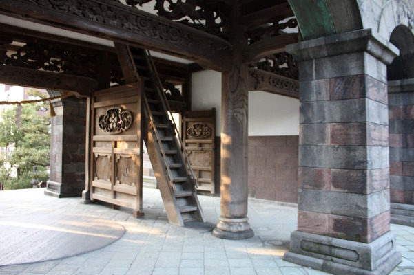 金沢・尾山神社の「神門」１層
