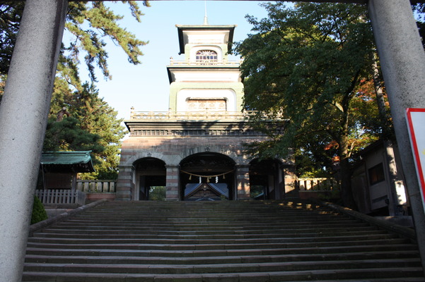 金沢・尾山神社の鳥居から見た三層の「神門」